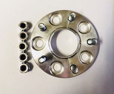 Колесные проставки на Nissan Serena