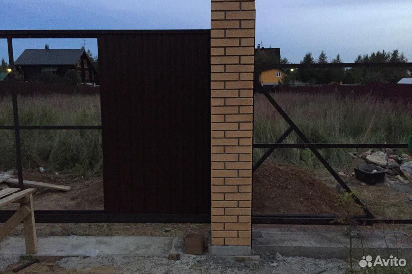Забор из евроштакетника на ленточном фундаменте с кирпичными столбами