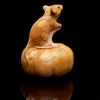 Скульптура из камня «Мышь на тыкве»