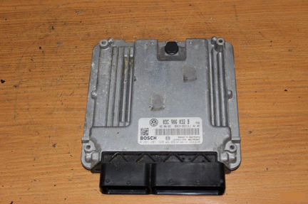 Блок управления двигателем Volkswagen Golf 5
