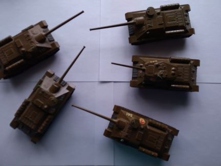 Пять металлических танков производство СССР