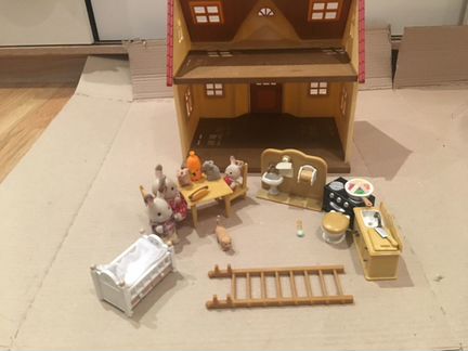 Sylvanian Families домик с семейкой + кроватка для